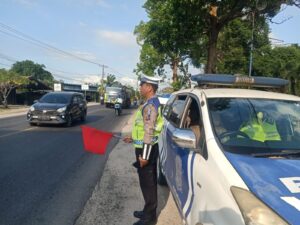 Satlantas Polres Batu Bara Patroli Kibas Bendera dan Pantau Arus Lalu Lintas