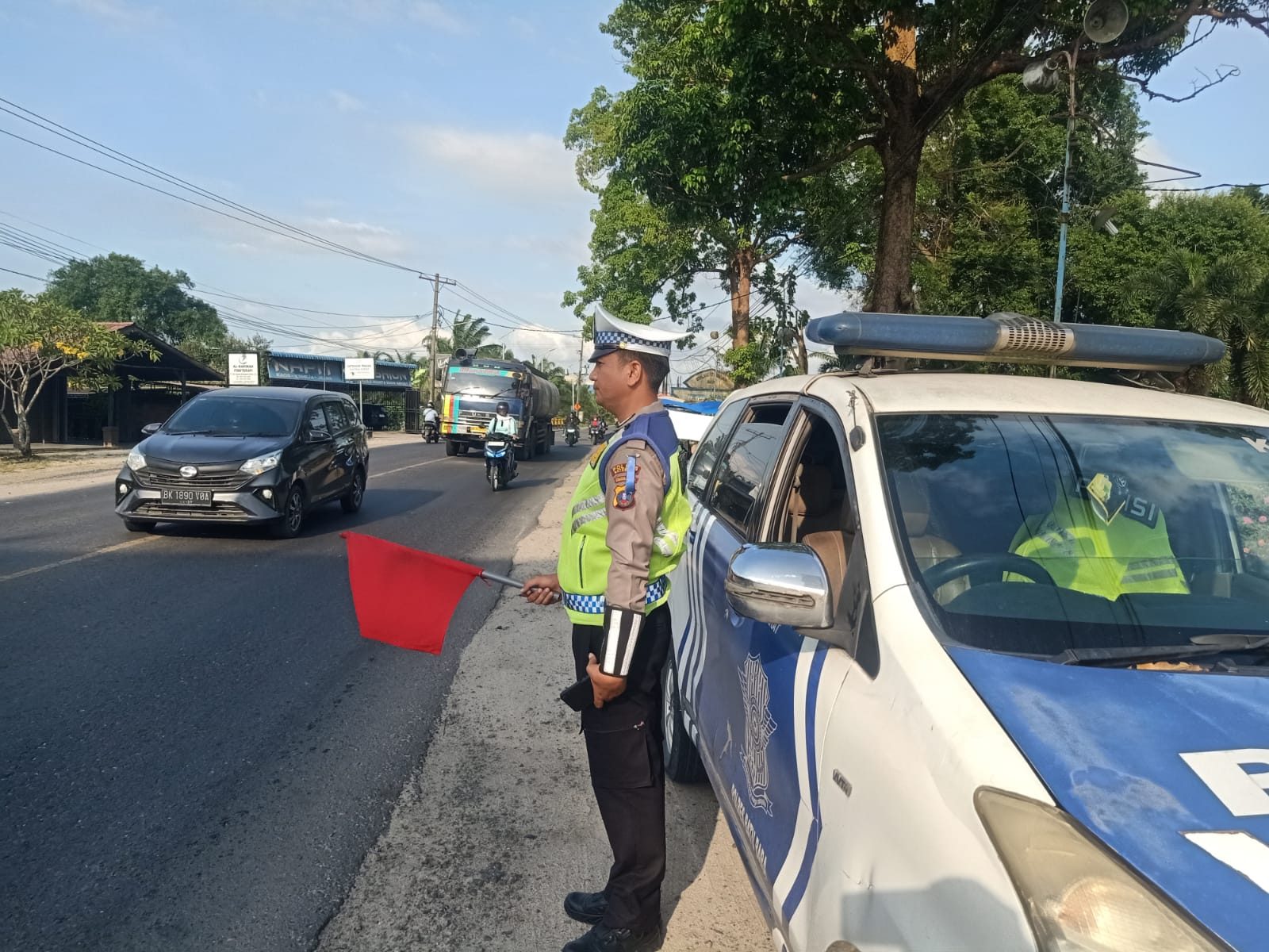 Satlantas Polres Batu Bara Patroli Kibas Bendera dan Pantau Arus Lalu Lintas