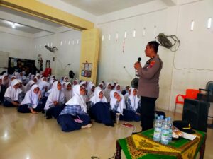 Wakapolsek Indrapura Sosialisasikan Kamtibmas dalam Program Police Go To School di SMP IT Al Izzah