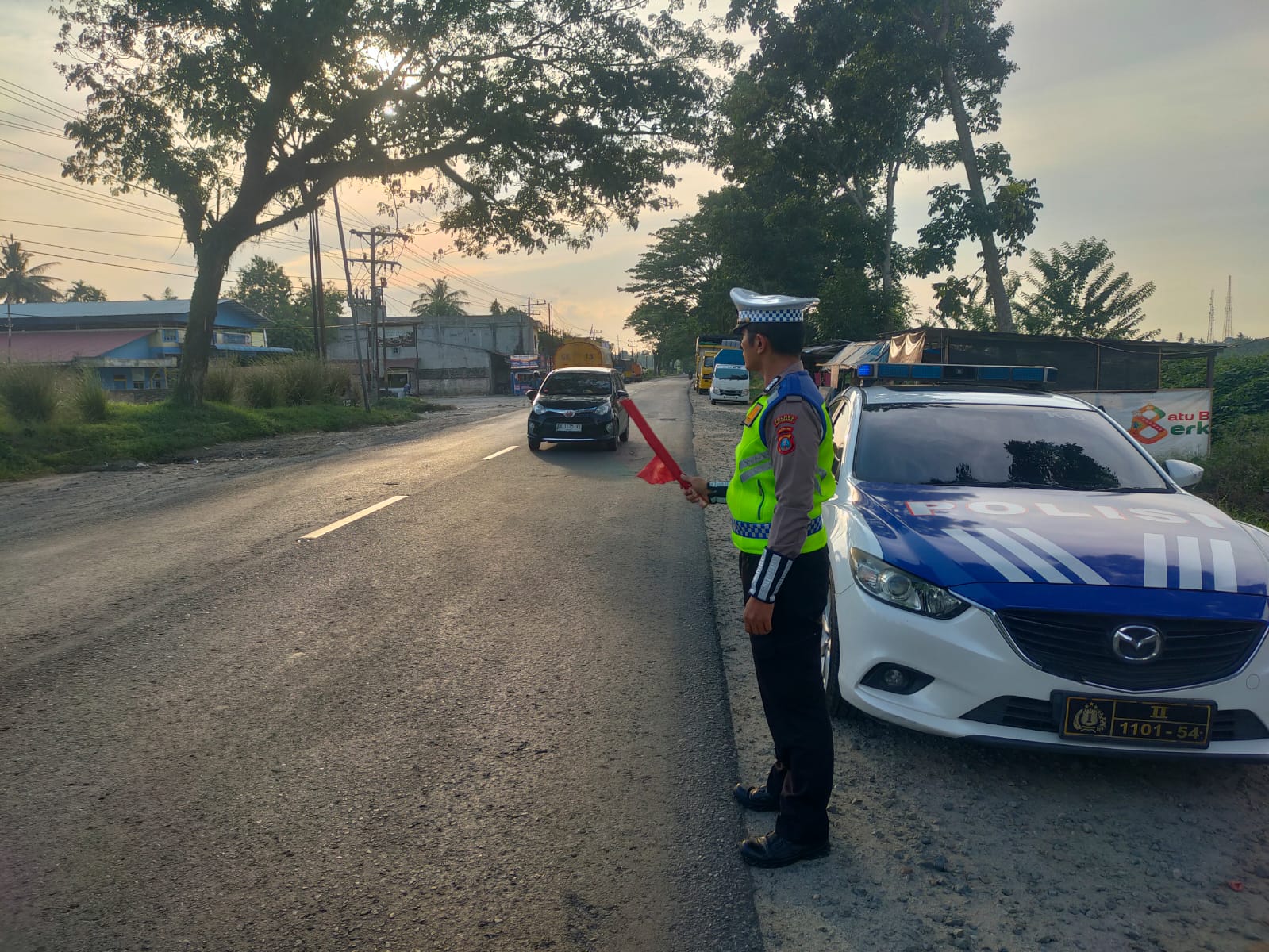 Satlantas Polres Batu Bara Patroli Kibas Bendera dan Rekam Video Arus Lalu Lintas di Lokasi Rawan