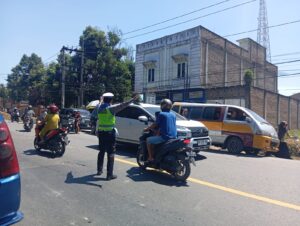 Satlantas Polres Batu Bara Tingkatkan Kamseltibcarlantas dengan Pengaturan Lalu Lintas dan Patroli Kibas Bendera
