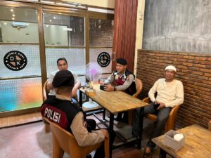Sat Samapta Polres Batu Bara Berikan Himbauan Kamtibmas di Cafe Bang Ilias