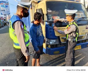 Satlantas Polres Batu Bara Sosialisasikan Keselamatan Berlalu Lintas di Simpang Empat Limapuluh