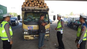 Satlantas Polres Batu Bara Tertibkan Parkir Liar di Bawah Fly Over Tol Sipare-Pare
