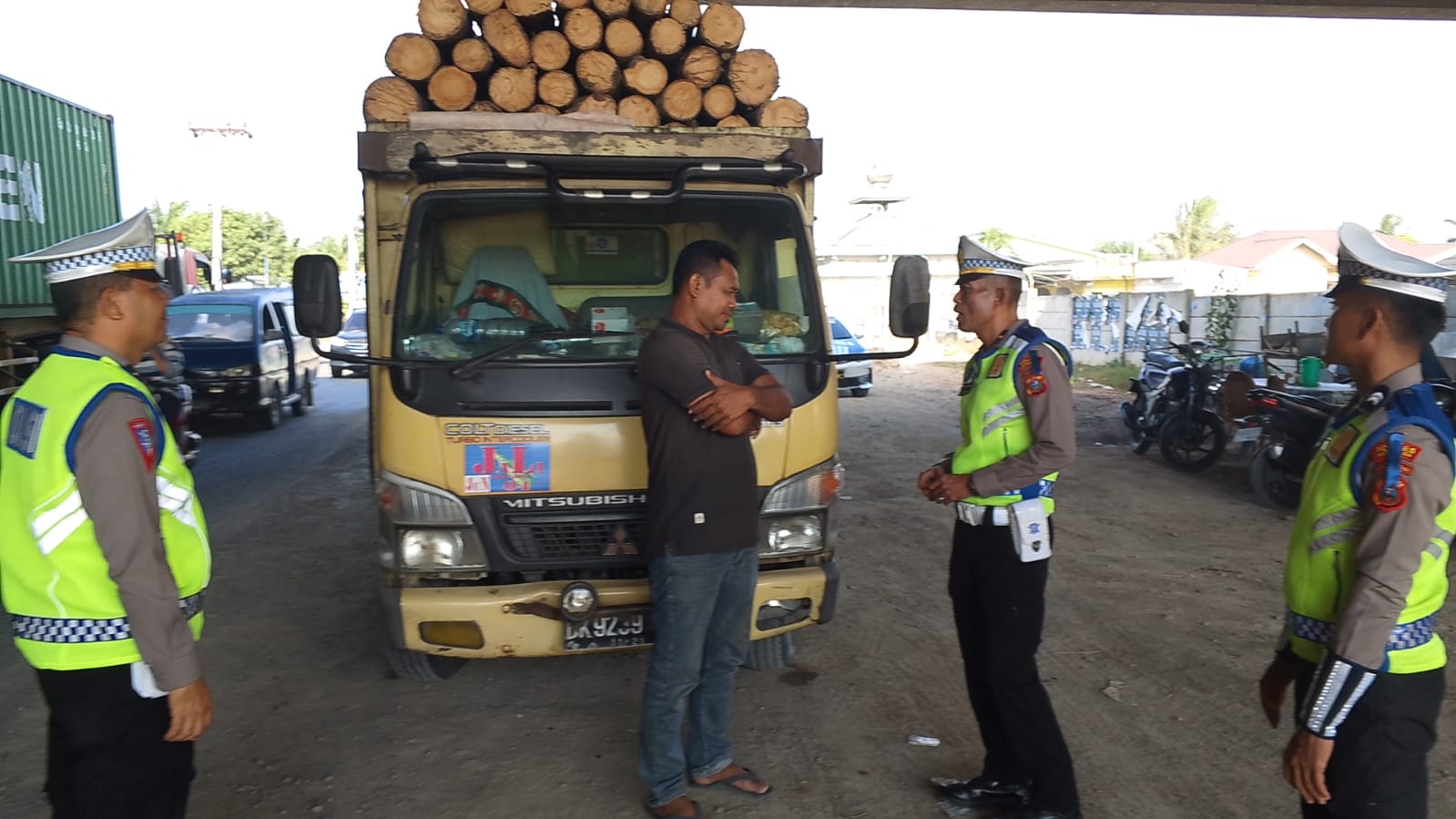 Satlantas Polres Batu Bara Tertibkan Parkir Liar di Bawah Fly Over Tol Sipare-Pare