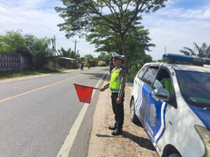 Satlantas Polres Batu Bara Tingkatkan Keamanan Lalu Lintas dengan Patroli Kibas Bendera