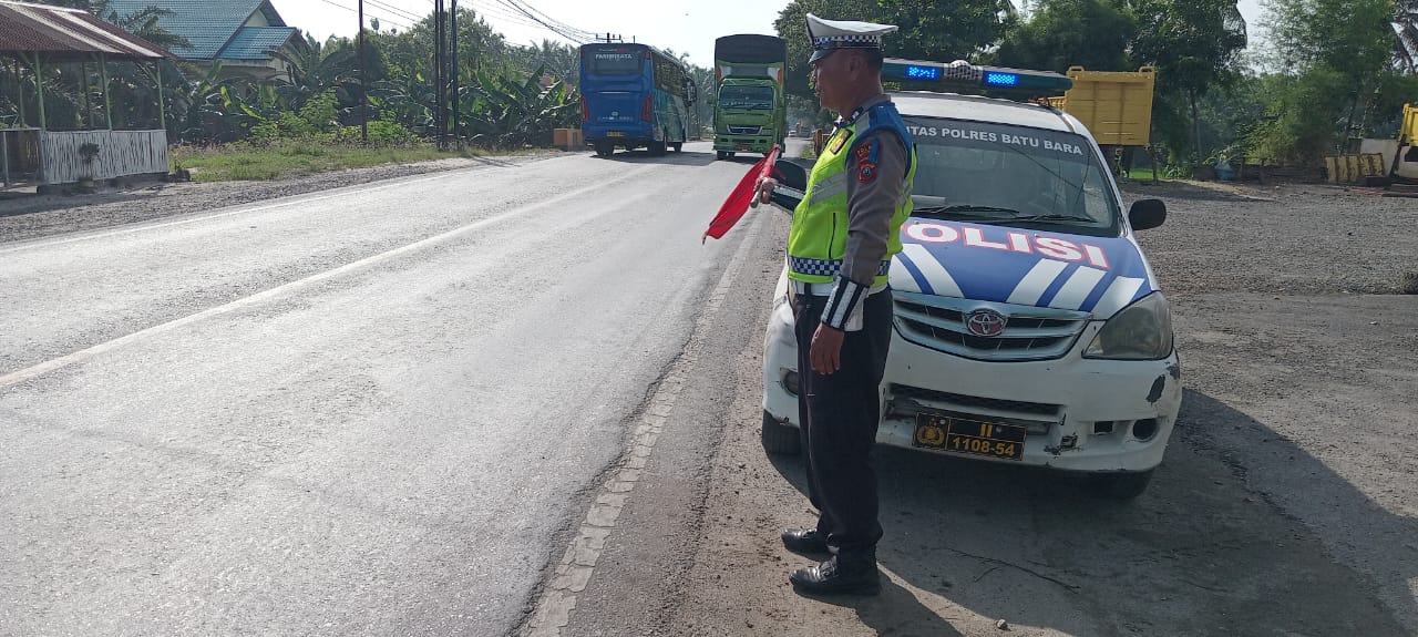 Satlantas Polres Batu Bara Lakukan Patroli Kibas Bendera dan Video Situasi Arus Lalu Lintas