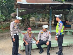 Satlantas Polres Batu Bara Bagikan Nasi Kotak dalam Program Jumat Berkah
