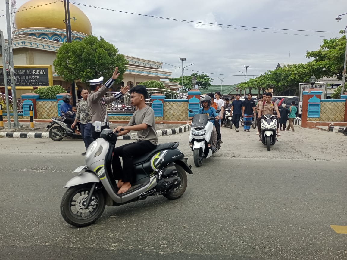 Sat Lantas Polres Batu Bara Amankan Arus Lalu Lintas di Sekitar Masjid saat Sholat Jumat