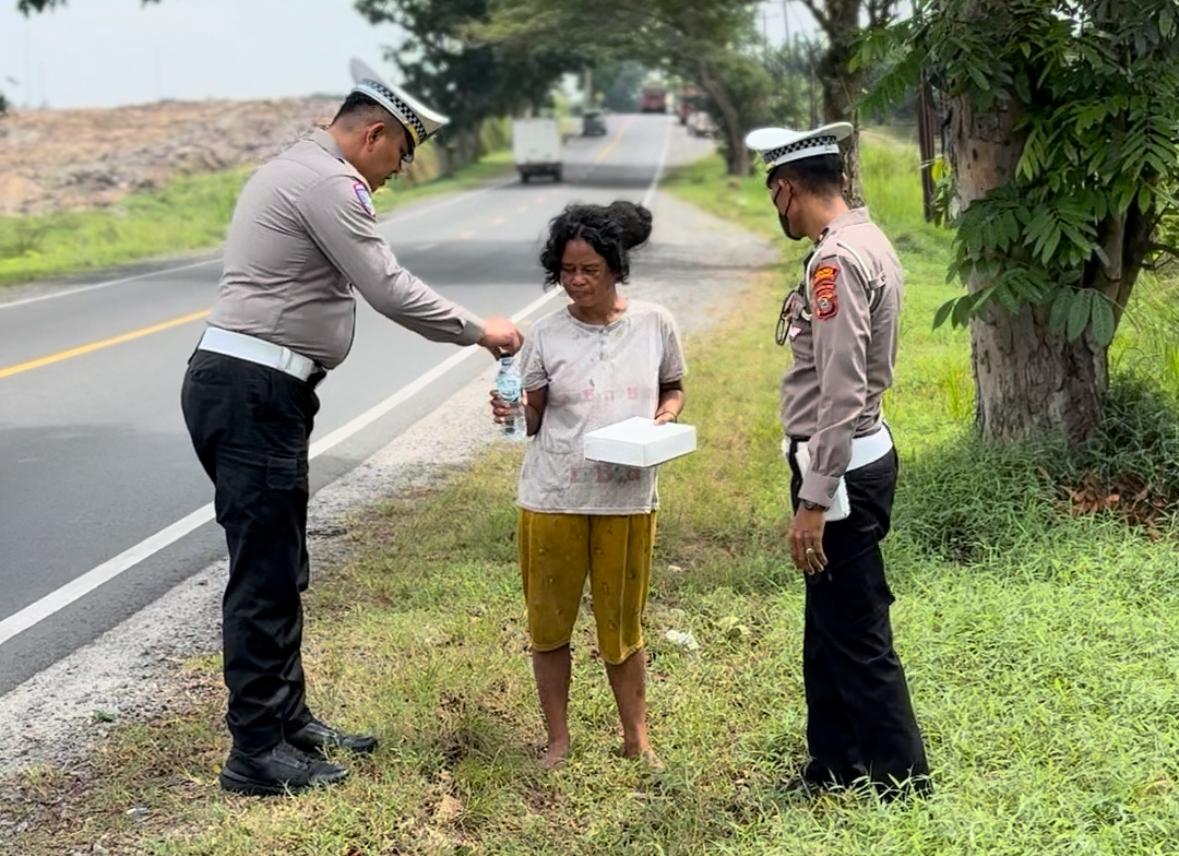 Satlantas Polres Batu Bara Berbagi Nasi Kotak untuk ODGJ, Tukang Parkir, dan Pekerja Jalanan