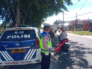 Satlantas Polres Batu Bara Tingkatkan Keamanan Lalu Lintas dengan Patroli Kibas Bendera