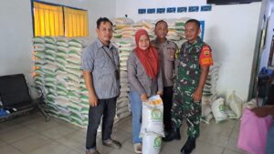 Bhabinkamtibmas Polsek Indrapura Amankan Penyaluran Bantuan Pangan di Desa Tanjung Seri