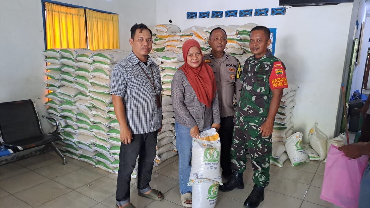 Bhabinkamtibmas Polsek Indrapura Amankan Penyaluran Bantuan Pangan di Desa Tanjung Seri