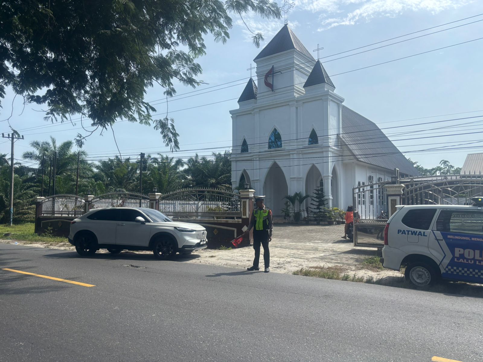 Satlantas Polres Batu Bara Jaga Keamanan dan Kelancaran Ibadah Minggu di Sejumlah Gereja