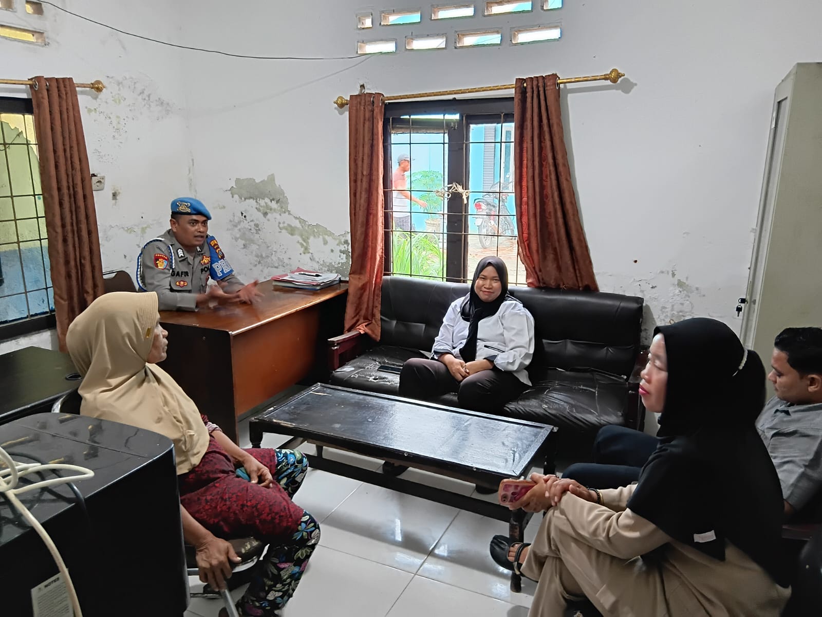 Ps. Kanit Propam Polsek Medang Deras Sambangi Warga Kelurahan Pkl Dodek, Jaga Kamtibmas