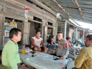 Kapolsek Medang Deras Jalin Silaturahmi dan Sosialisasi Kamtibmas di Desa Aek Nauli