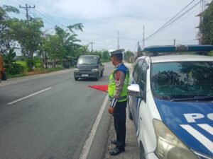 Satlantas Polres Batu Bara Awasi Arus Lalu Lintas di Jalinsum Desa Sukaraja