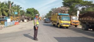 Satlantas Polres Batu Bara Amankan Arus Lalu Lintas Sore di Jalinsum Sei Bejangkar