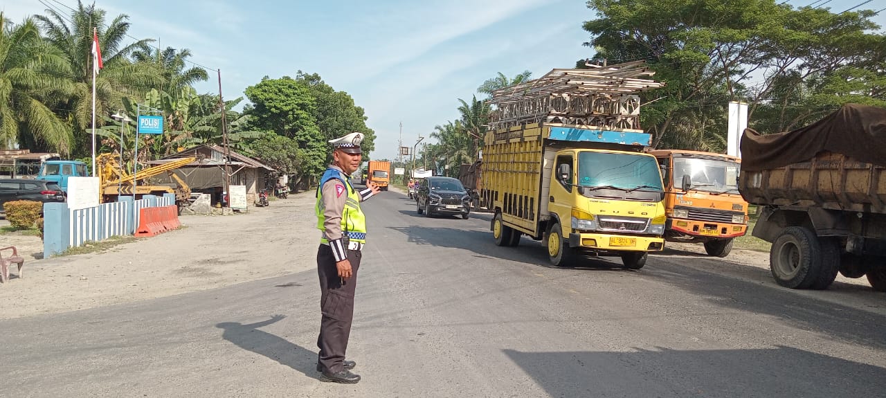 Satlantas Polres Batu Bara Amankan Arus Lalu Lintas Sore di Jalinsum Sei Bejangkar