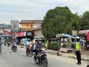 Satlantas Polres Batu Bara Atur Lalu Lintas Pagi di Depan Mako Polres Batu Bara