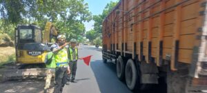Satlantas Polres Batu Bara Tingkatkan Keamanan Lalu Lintas dengan Pengaturan dan Patroli di Jalinsum Sei Bejangkar