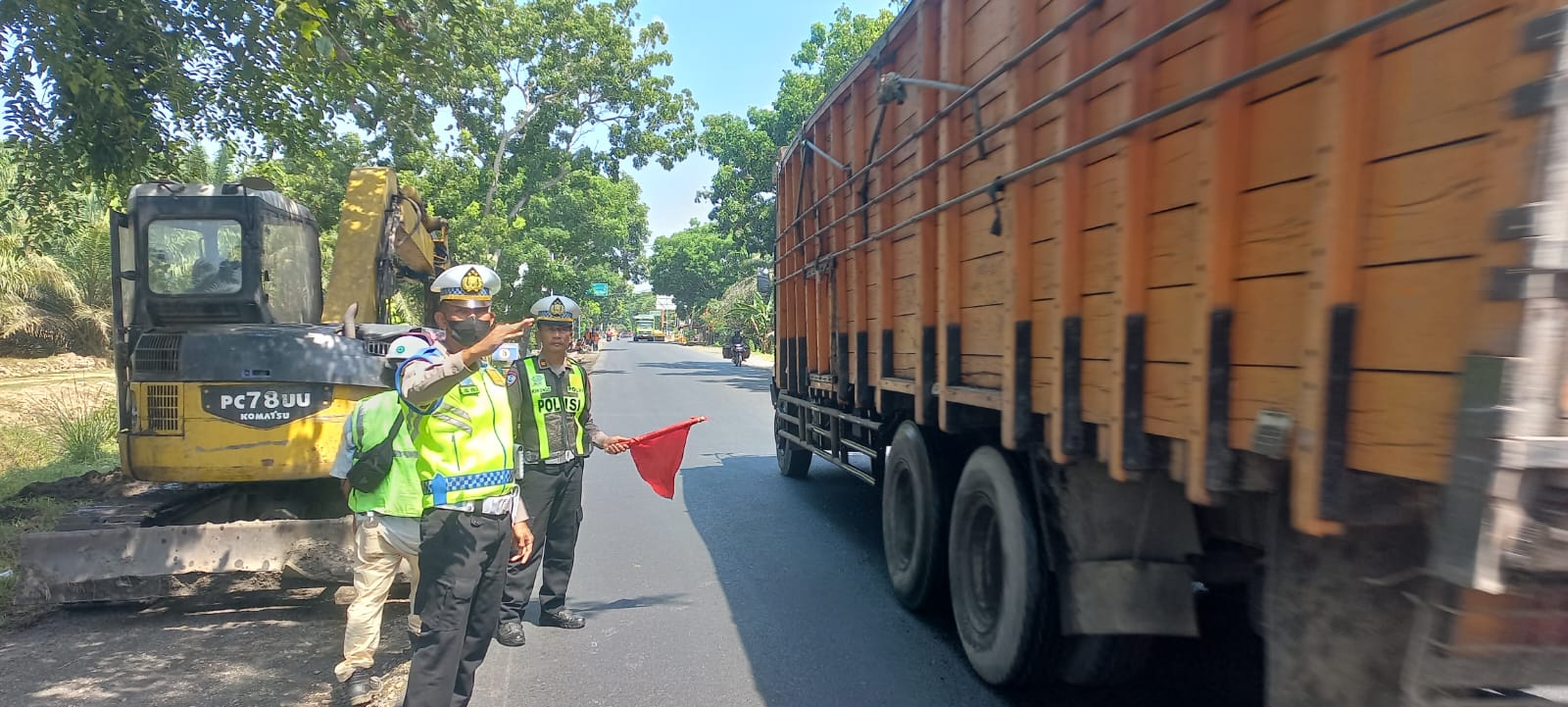 Satlantas Polres Batu Bara Tingkatkan Keamanan Lalu Lintas dengan Pengaturan dan Patroli di Jalinsum Sei Bejangkar