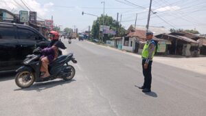 Sat Lantas Polres Batu Bara Rutin Gelar Pengaturan Lalu Lintas Siang di Simpang Tanah Merah