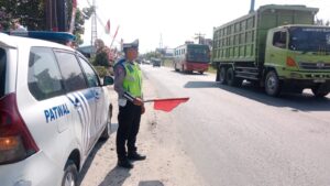 Satlantas Polres Batu Bara Patroli Kibas Bendera dan Pantau Arus Lalu Lintas