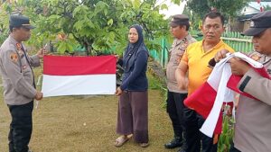 Polsek Indrapura Semarakkan HUT RI ke-80 dengan Bagikan Bendera Merah Putih