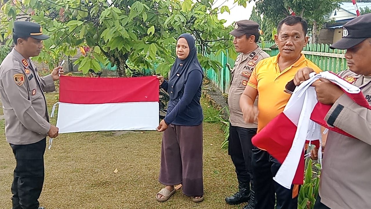 Polsek Indrapura Semarakkan HUT RI ke-80 dengan Bagikan Bendera Merah Putih
