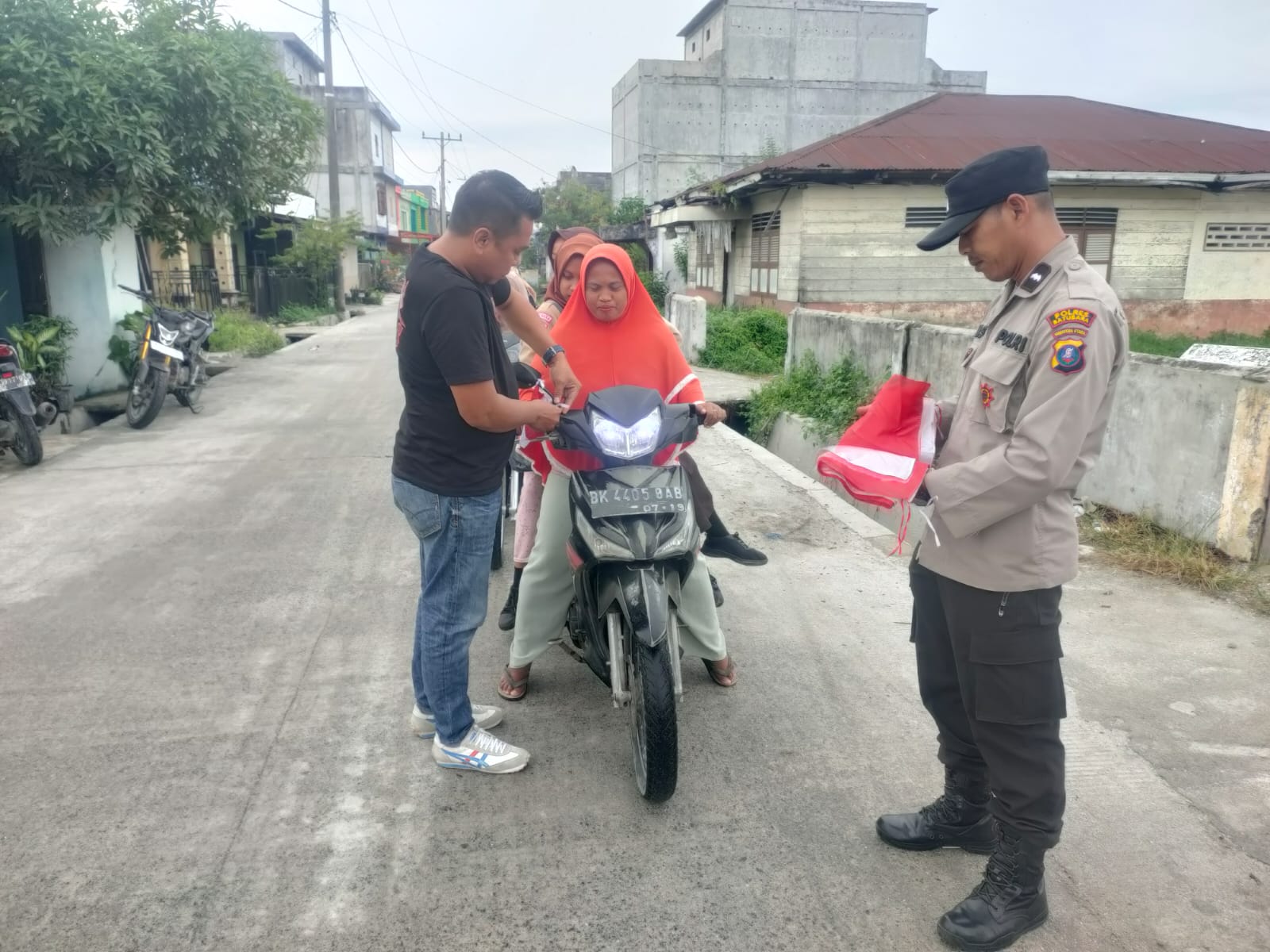 Kapolsek Medang Deras Gelorakan Semangat Kebangsaan dengan Bagikan Bendera Merah Putih