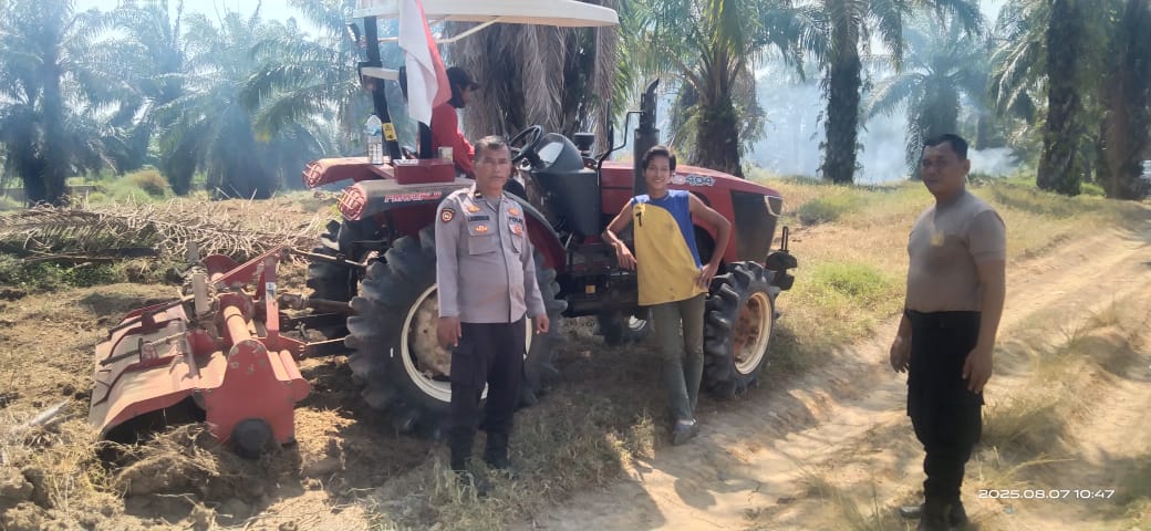 Kapolsek Indrapura Kawal Pengolahan Lahan Ketapang Tumpang Sari, Dukung Program Ketapang Jagung