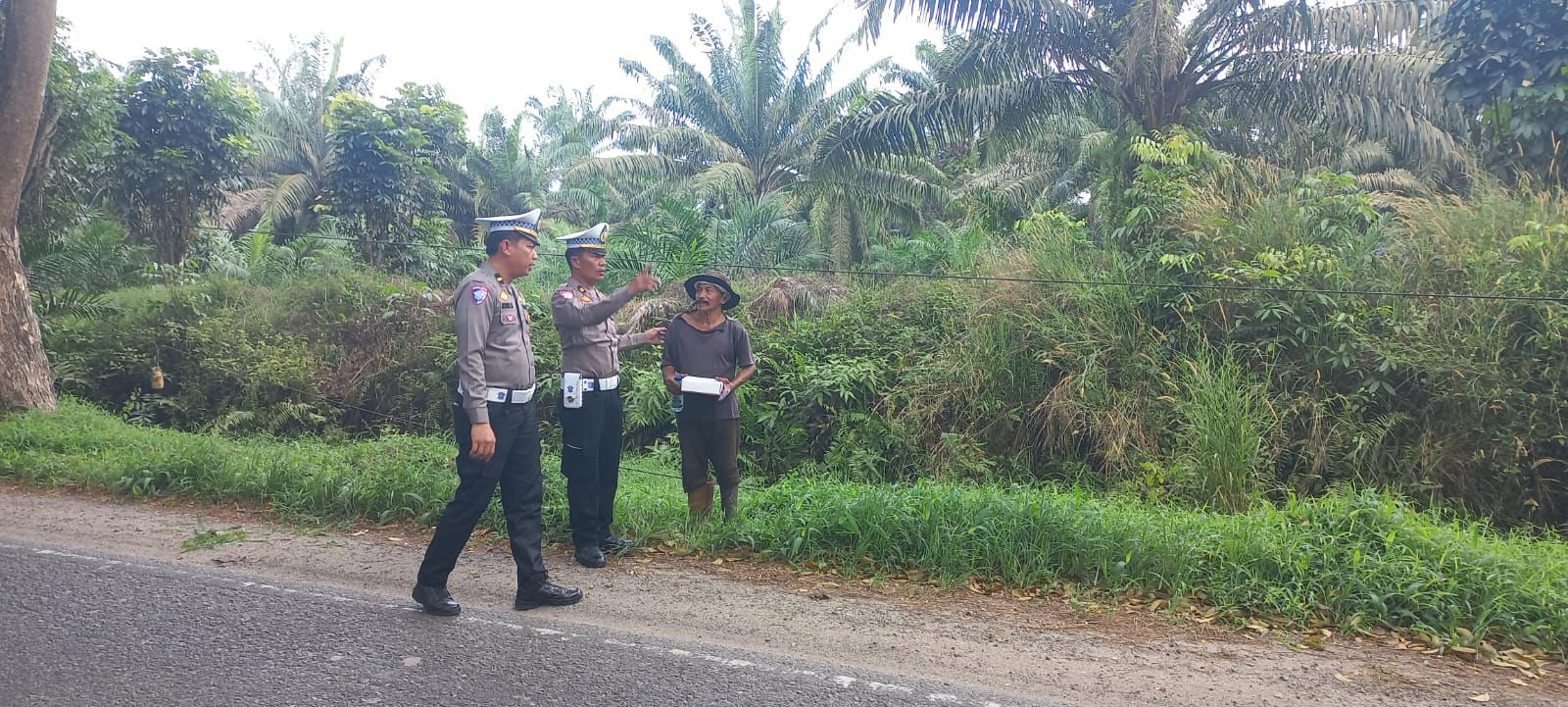 Satlantas Polres Batu Bara Berbagi Berkah Jumat, Sasar ODGJ dan Pekerja Jalanan
