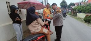 Polsek Lima Puluh Semarakkan HUT RI ke-80 dengan Pembagian Bendera Merah Putih di Desa Sumber Padi