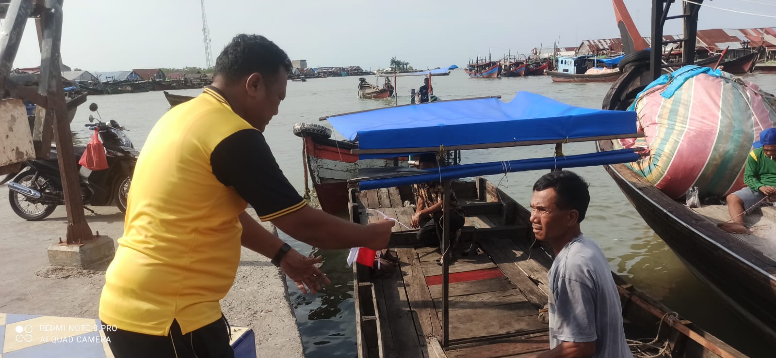 Polsek Labuhan Ruku Semarakkan HUT RI ke-80, Bagikan Bendera Merah Putih kepada Nelayan