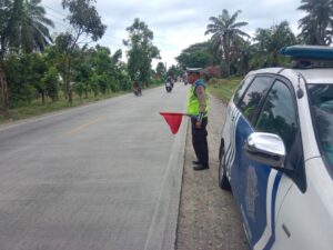 Satlantas Polres Batu Bara Patroli dan Kibarkan Bendera di Jalinsum Indrapura