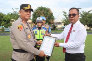 Polres Batu Bara Berikan Penghargaan kepada 31 Personel Berprestasi