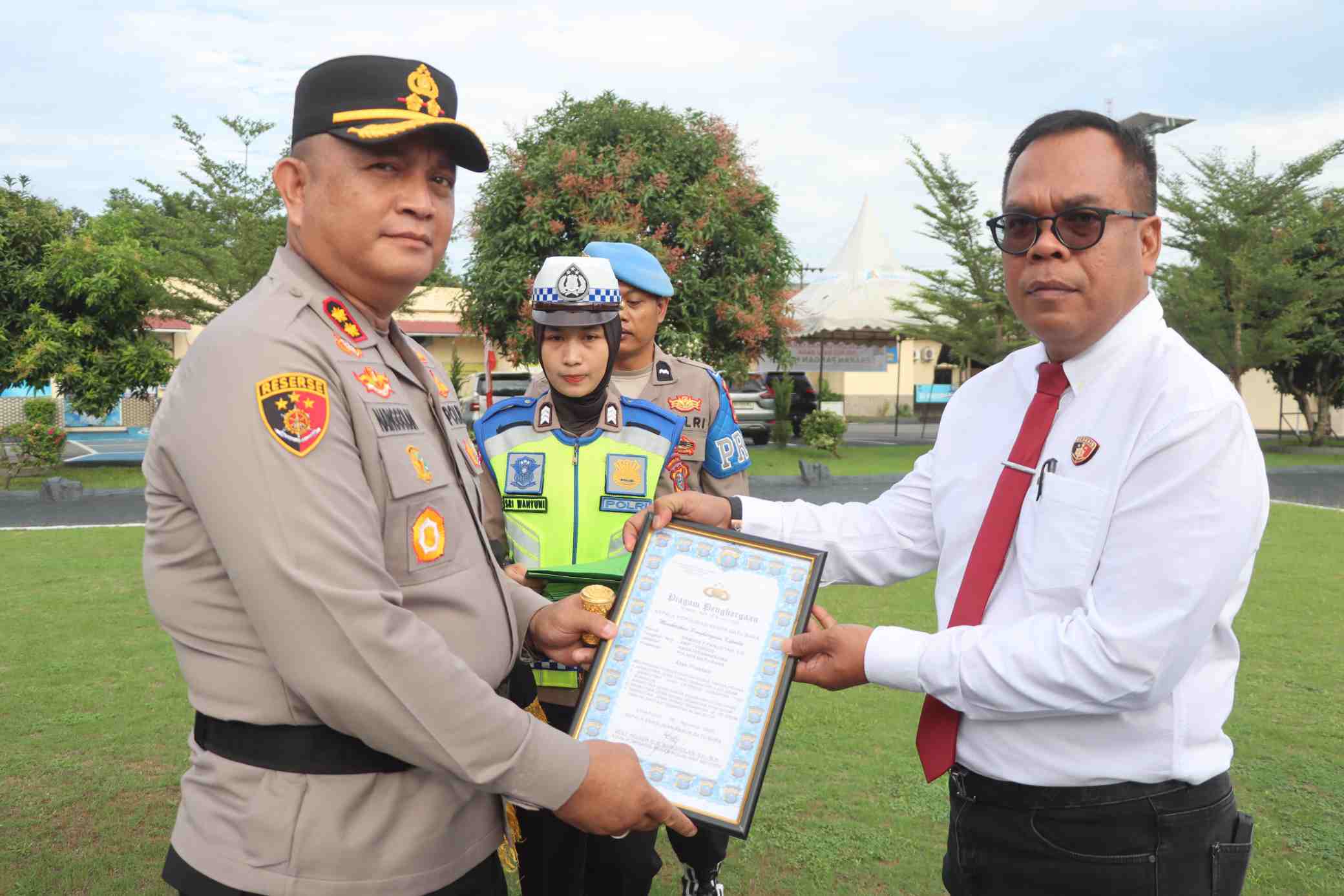 Polres Batu Bara Berikan Penghargaan kepada 31 Personel Berprestasi