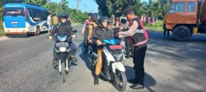 Sat Samapta Polres Batu Bara Bagikan Bendera Merah Putih, Tingkatkan Nasionalisme Masyarakat