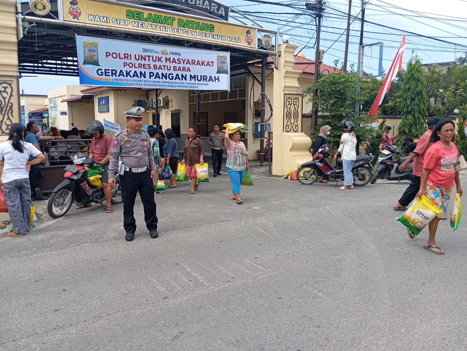 Satlantas Polres Batu Bara Sukses Amankan Lalu Lintas Gerakan Pangan Murah di Depan Mako Polres, Masyarakat Apresiasi