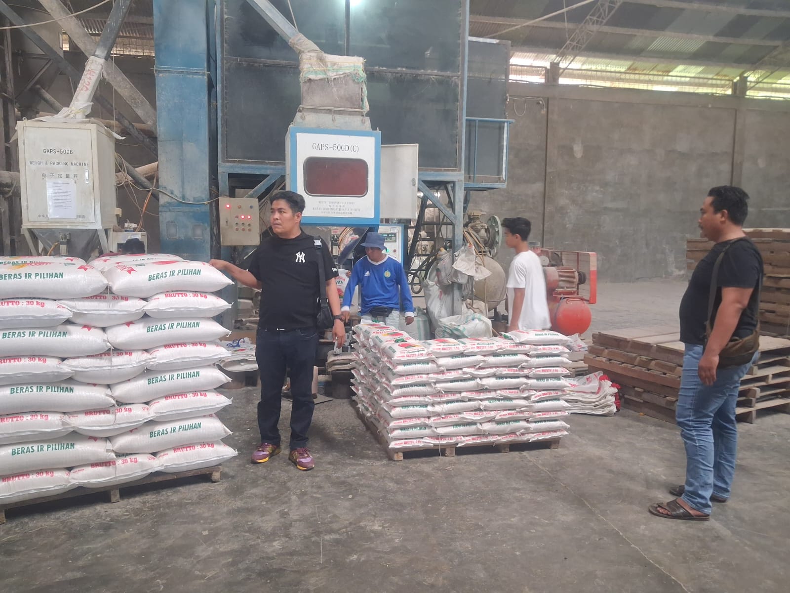 Sat Reskrim Polres Batu Bara Pastikan Stok Beras Aman di Kilang Padi