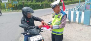 Satlantas Polres Batu Bara Bagikan Bendera Merah Putih, Semarakkan HUT RI di Jalinsum Sei Bejangkar