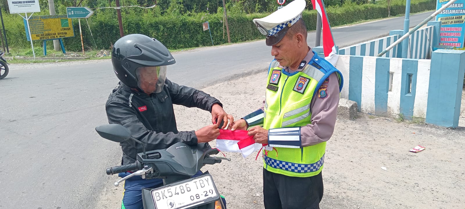 Satlantas Polres Batu Bara Bagikan Bendera Merah Putih, Semarakkan HUT RI di Jalinsum Sei Bejangkar