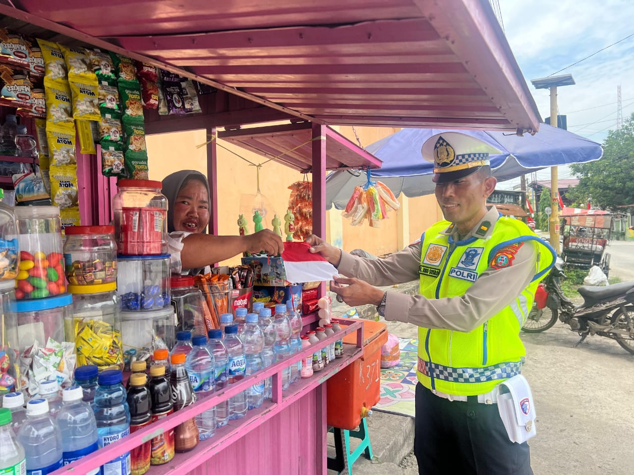 ‎Satlantas Polres Batu Bara Gelar “Polantas Menyapa,” Bagikan Bendera Merah Putih Sambut HUT RI ke-80 Sambil Sosialisasi Tertib Lalu Lintas
