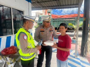 Satlantas Polres Batu Bara Berbagi Berkah, Salurkan Nasi Kotak untuk ODGJ dan Pekerja Jalanan