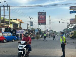 Satlantas Polres Batu Bara Atur Lalu Lintas Pagi di Simpang Empat Limapuluh