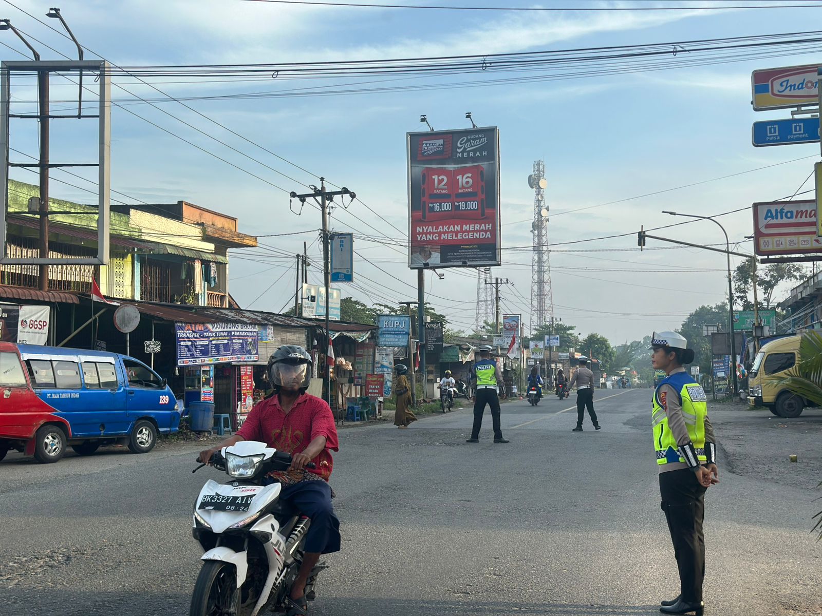 Satlantas Polres Batu Bara Atur Lalu Lintas Pagi di Simpang Empat Limapuluh
