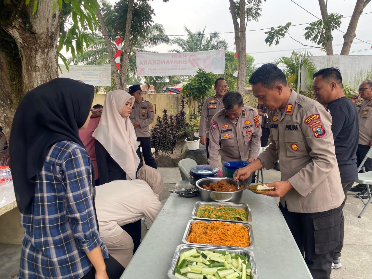 Apresiasi Kinerja, Kapolsek Indrapura Beri Penghargaan kepada Personel Berprestasi