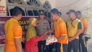 Jumat Berkah, Kapolsek Indrapura Salurkan Sembako untuk Warga Kurang Mampu