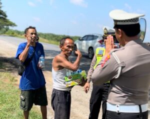 Satlantas Polres Batu Bara Berbagi Nasi Kotak, Sasar ODGJ dan Pekerja Jalanan